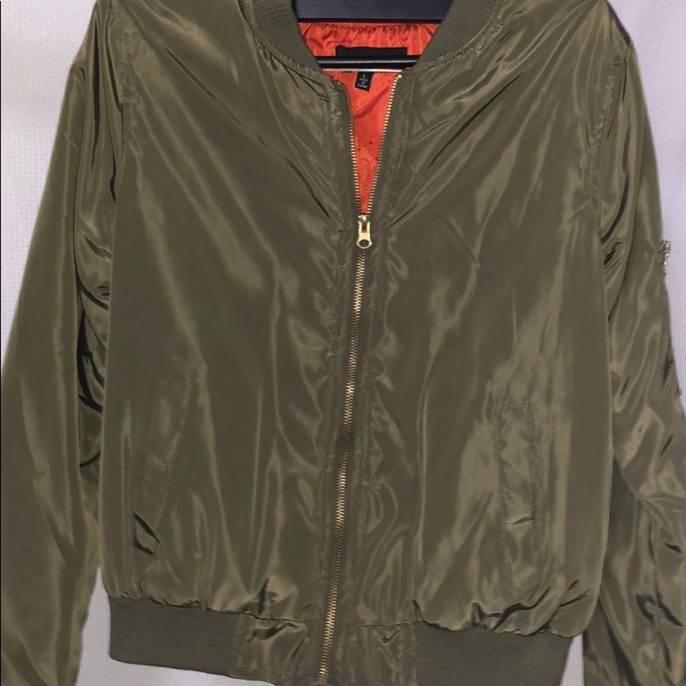 Olive green bomber jacket😝